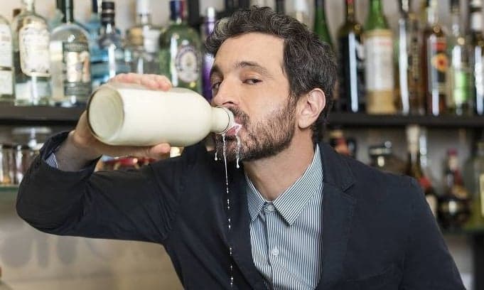 Aos 47 anos, Caco Ciocler posa sem camisa e exibe peitoral musculoso: "Para me exibir"