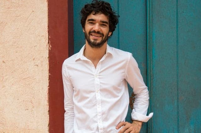 Caio Blat volta a interpretar gay e se relacionará com aluno em série da Globo
