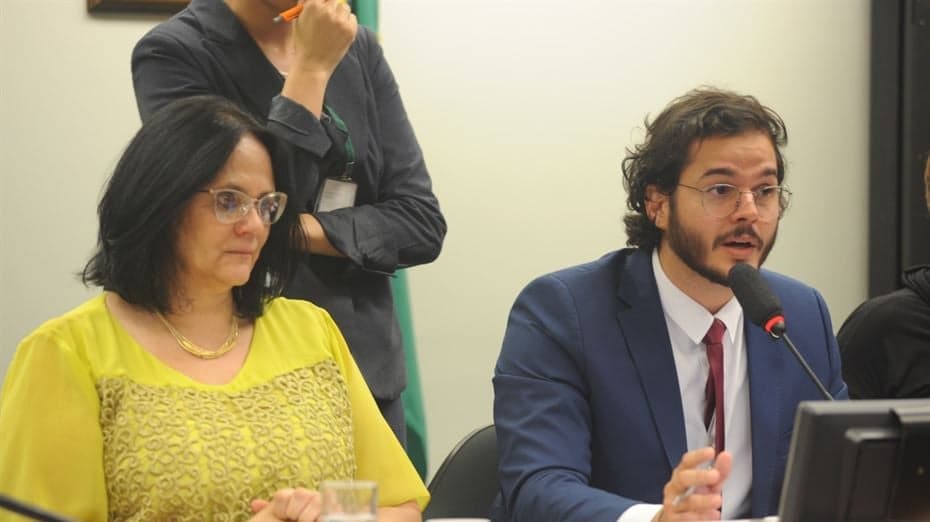 Damares não se segura, suspira por Túlio Gadelha e rasga elogios ao namorado de Fátima Bernares