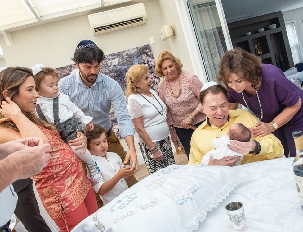 Após nascimento do filho, Patricia Abravanel não se segura e mostra cerimônia íntima com presença de Silvio Santos