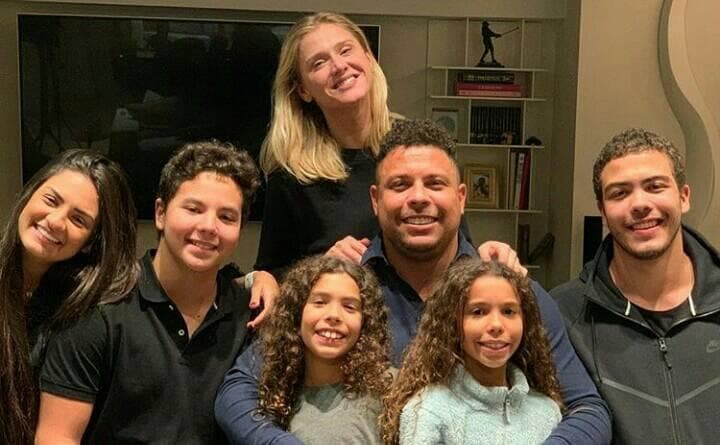 Ronaldo faz aparição rara ao lado de família e detalhe chama atenção