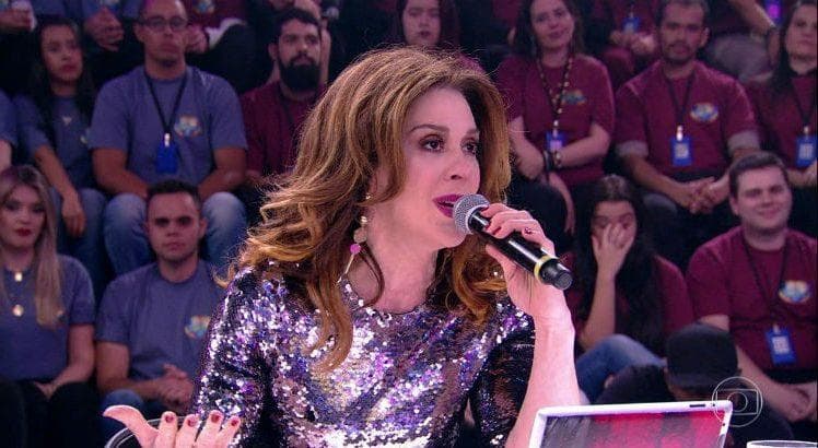Claudia Raia aparece com visual inacreditável para homenagear os gays, provoca forte discussão e é ovacionada