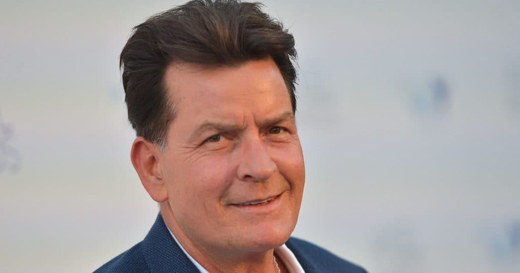 Anos após contar que tem HIV, revelação sobre a doença de Charlie Sheen vem à tona