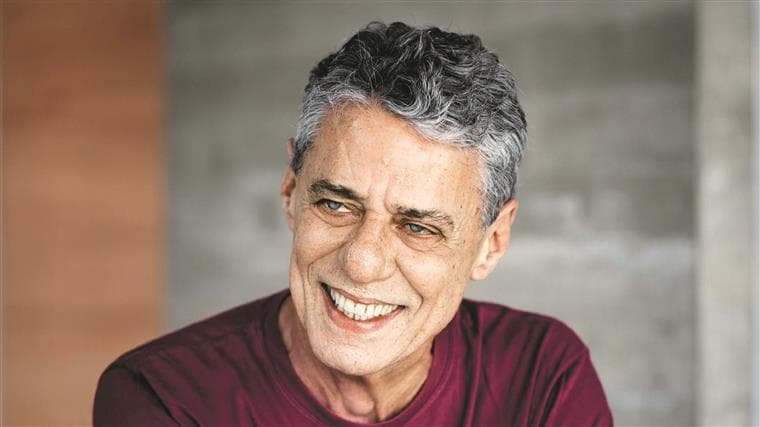 Neta de Chico Buarque surge sensualizando na piscina e chama atenção com boa forma