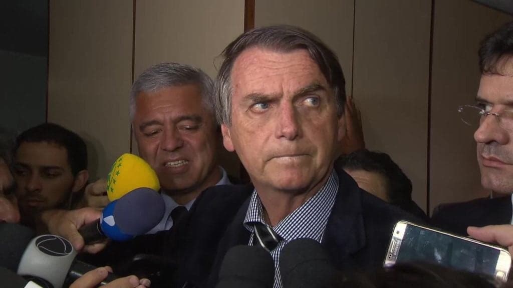 Jair Bolsonaro viaja para Estados Unidos, critica impressa brasileira e diz que universidade é coisa de esquerda