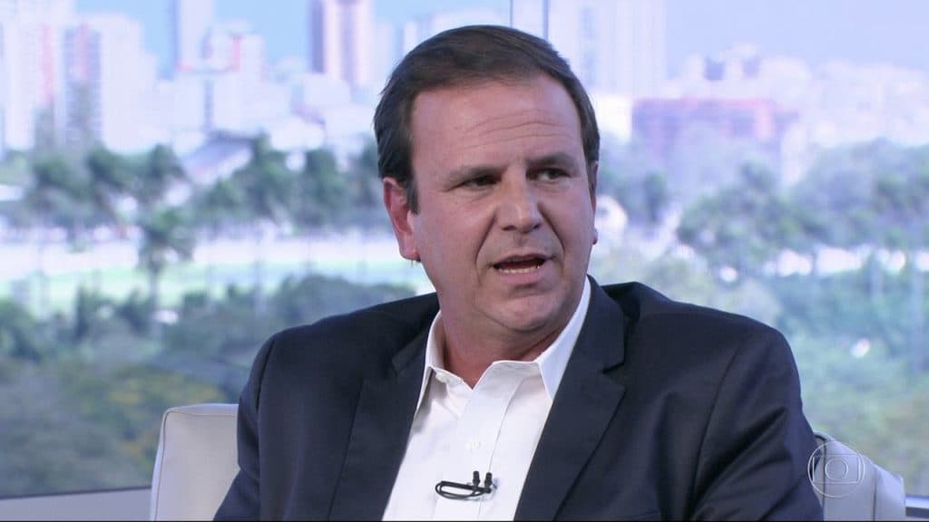 Eduardo Paes, ex-prefeito do Rio, é visto em bar, tenta se passar por garçom e se envolve em confusão