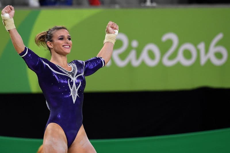 Jade Barbosa bota corpão para jogo, surge só de biquíni e deixa público eufórico