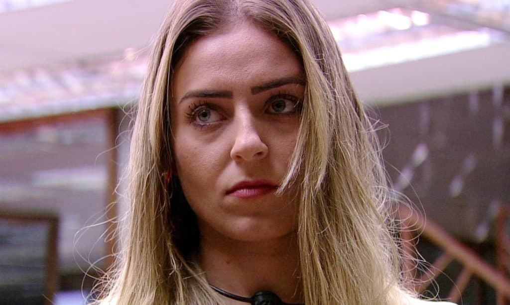 Paula sai da Globo direto para a delegacia e poderá pegar até três anos de prisão por racismo no BBB19