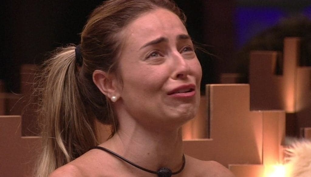 Após polêmicas no BBB19, Paula depõe em delegacia e deixa local com rosto coberto