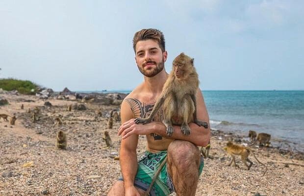 Alok surpreende esposa ao substituir aliança de casamento por tatuagem: "Combina mais comigo"