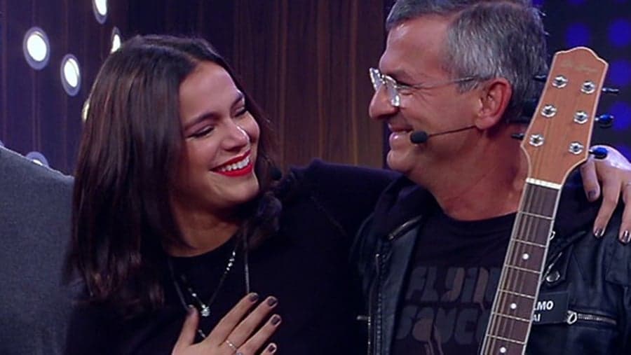 Bruna Marquezine comemora aniversário do pai com um culto evangélico ao lado de Priscilla Alcântara