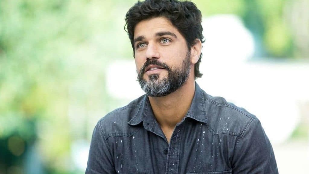 Bruno Cabrerizo é visto irreconhecível totalmente careca ao lado de Carol Castro e visual deixa público impacto; veja