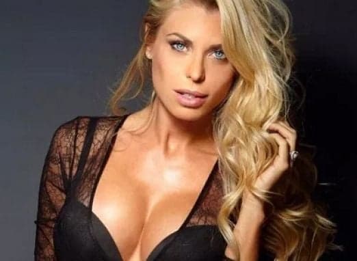 Amigos famosos de Caroline Bittencourt, apresentadora desaparecida no mar, fazem campanha de oração e emocionam público
