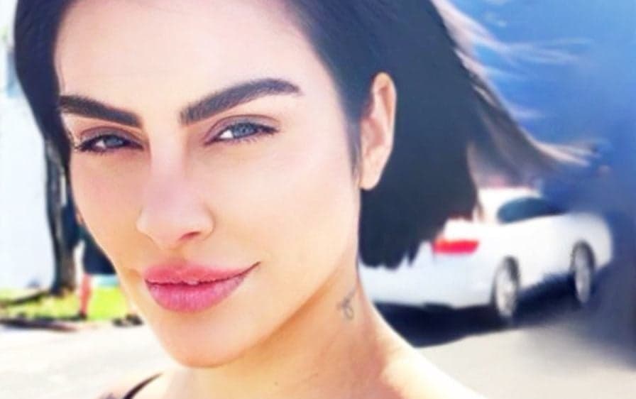 Cleo faz tatuagem no próprio rosto, choca o público e confunde: "Sujeirinha"