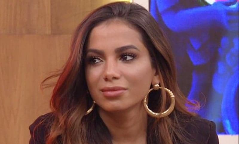 Riquíssima! Anitta ostenta viagem para Costa Rica em jatinho de luxo