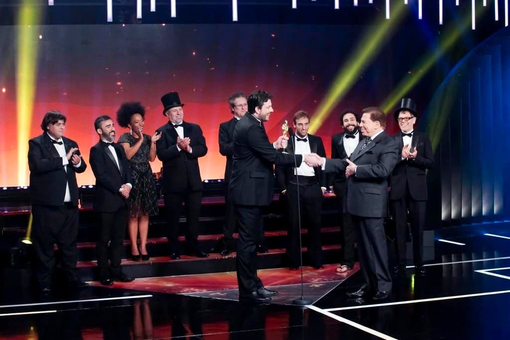Após muita pressão, Danilo Gentili surpreende e brinca com Silvio Santos em Troféu Imprensa