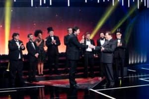 Danilo Gentili recebendo o Troféu Imprensa das mãos de Silvio Santos (Foto: Reprodução) Danilo Gentili recebendo o Troféu Imprensa das mãos de Silvio Santos (Foto: Reprodução)