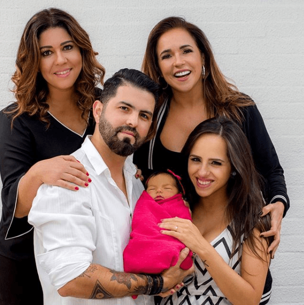 Ao lado da esposa, Daniela Mercury parabeniza a netinha: 'Beijo das vovós'