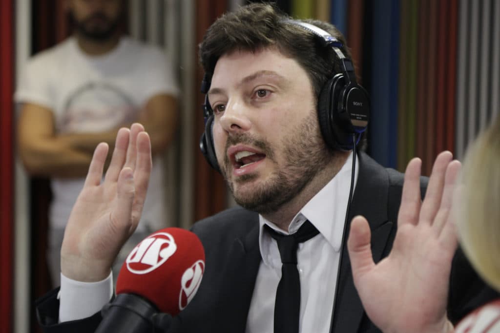 Danilo Gentili quebra protocolo de programa e alfineta Maria do Rosário: "O programa ainda é meu"