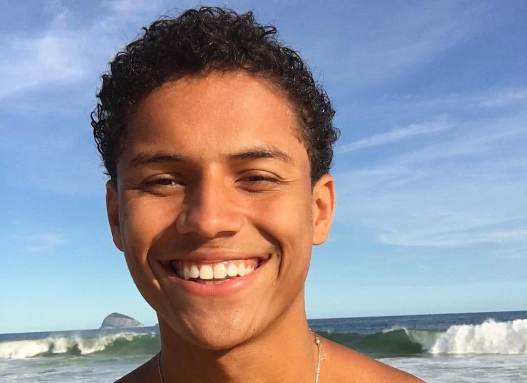 Após público pedir para sair do armário, ex-BBB Danrley surge em viagem dando beijão
