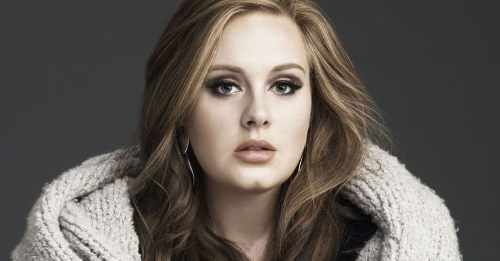 Após divórcio conturbado, Adele tenta encontrar novo amor no Tinder de milionários