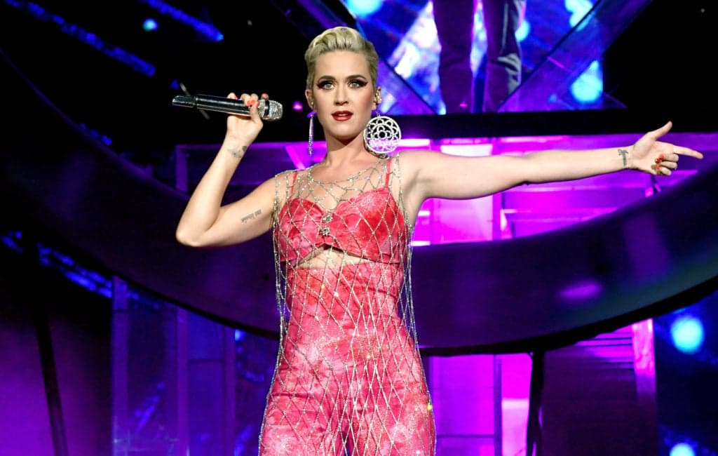 Katy Perry surpreende e usa fantasia de terror durante o American Idol