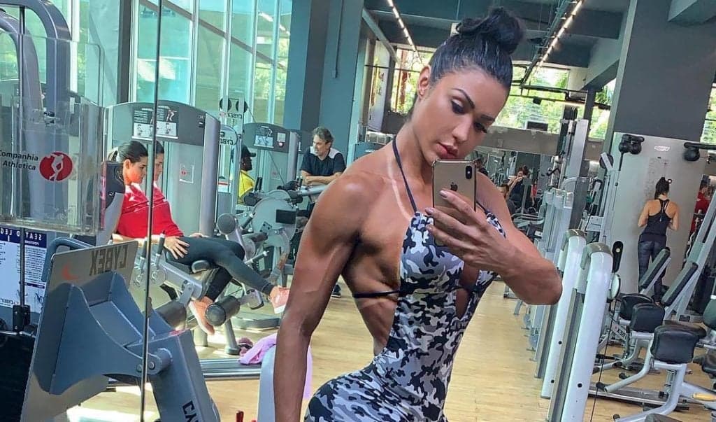 Gracyanne Barbosa sofre com dores após lesão no glúteo e choca com tratamento bizarro