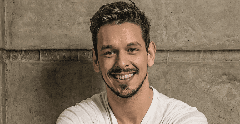O ator João Vicente de Castro emocionou ao falar sobre a morte do pai e recebeu apoio dos internautas em rede social (Foto: Reprodução)