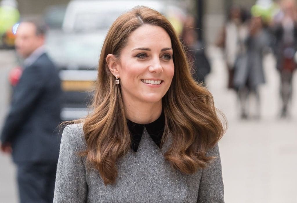 Kate Middleton usa camiseta caríssima em passeio e valor assombra