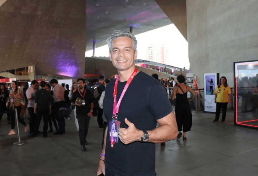 Otaviano Costa conta com o apoio de Flavia Alessandra e faz primeira aparição após pedir demissão da Globo
