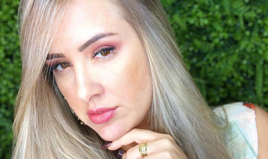 Um ano após deixar o BBB, Patrícia Leitte posa sensual e biquíni revelador leva fãs à loucura