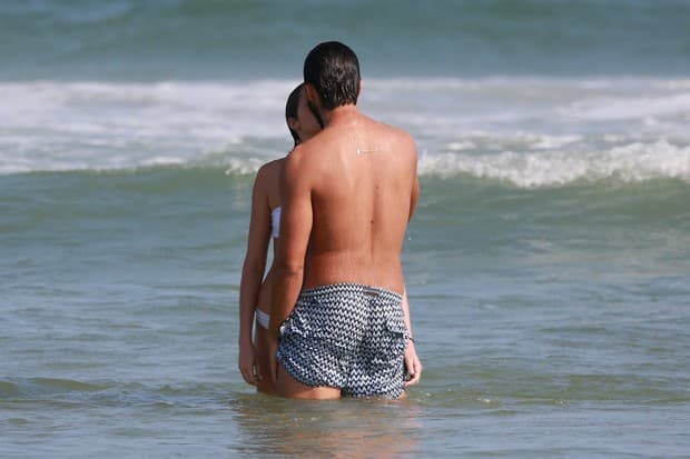 Agatha Moreira e Rodrigo Simas aproveitam praia com sol e muitos beijos