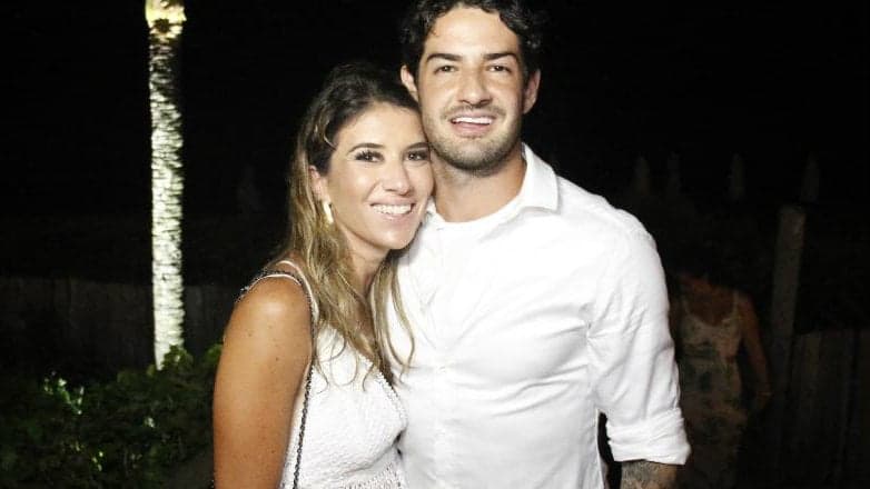Disfarçado, Alexandre Pato surpreende e vai a jogo com Rebeca Abravanel