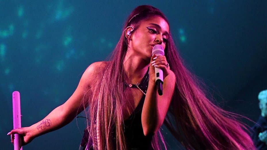No Coachella, Ariana Grande faz show com vários problemas  técnicos e enfrenta a revolta do público