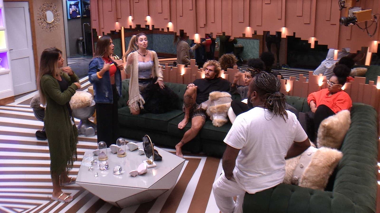 Brothers discutem na sala do BBB19 (Foto: Reprodução) Brothers discutem na sala do BBB19 (Foto: Reprodução)