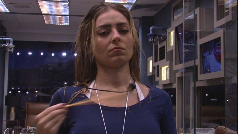 BBB19: Paula usa objeto inusitado como perfume e leva punição severa