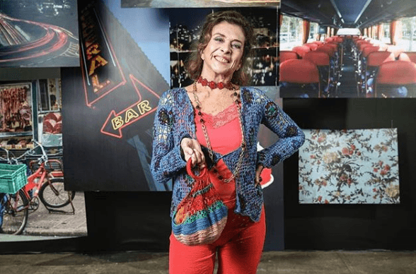 A Dona do Pedaço: Milionária, Cornélia passa a perna em Maria da Paz e compra sua mansão