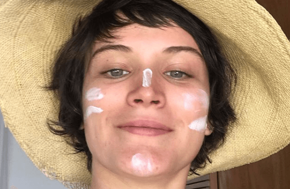 Bianca Bin surge no banheiro em posição inusitada e chama a atenção