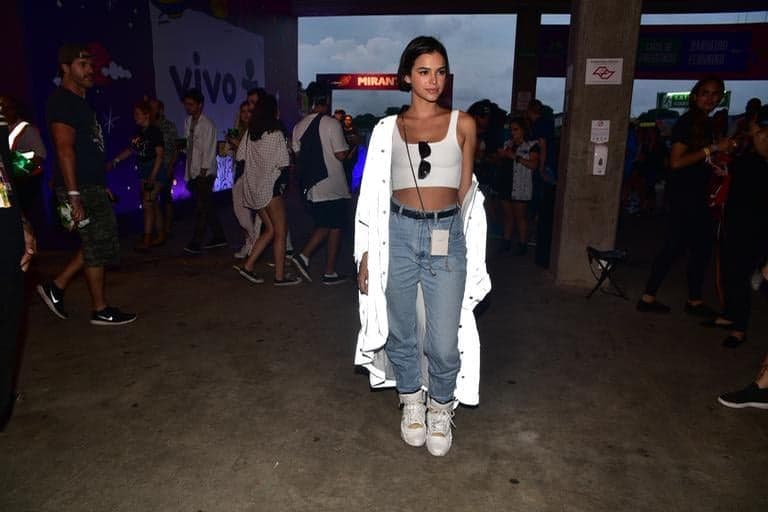 Após viagem missionária, Bruna Marquezine aparece no Lollapalooza, causa confusão e se irrita com jornalistas