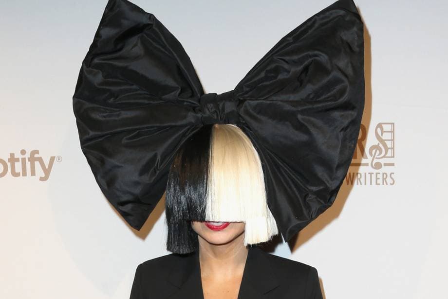 Sia aparece com o rosto descoberto em uma premiação e choca todo mundo; veja foto