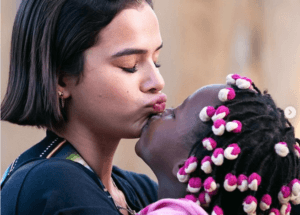 Bruna Marquezine em momento de afeto com criança na África (Foto: Reprodução/Instagram) Bruna Marquezine em momento de afeto com criança na África (Foto: Reprodução/Instagram)