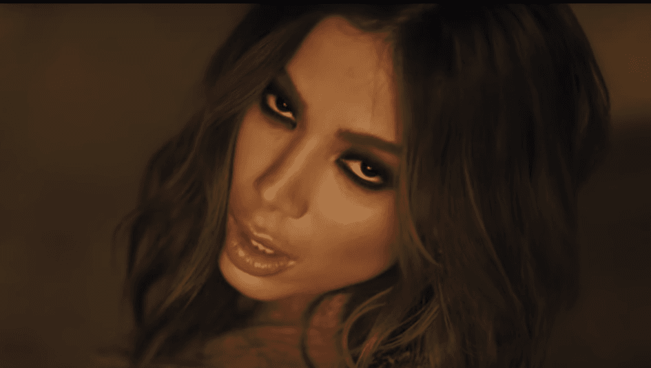 Vazam fotos de Anitta seminua em laje da favela e público enlouquece: "Vai Malandra"