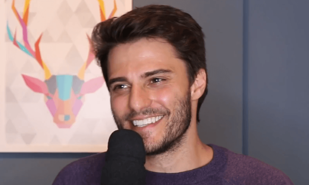 Namorado beija na boca de Hugo Bonemer em programa e revela: "Beijei o Luan Santana"