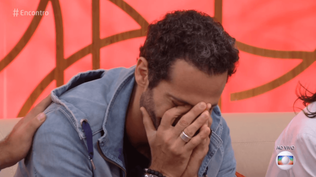 Ator Mouhamed Harfouch ganha surpresa inesperada na Globo e vai aos prantos no Encontro
