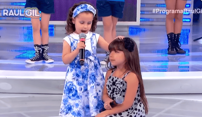 Criança que orou por Yasmim Gabrielle no Raul Gil reaparece irreconhecível e expõe a situação da amiga