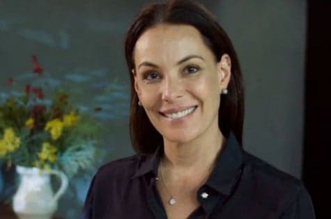 Carolina Ferraz é flagrada completamente nua em banheira e registro deixa público perplexo