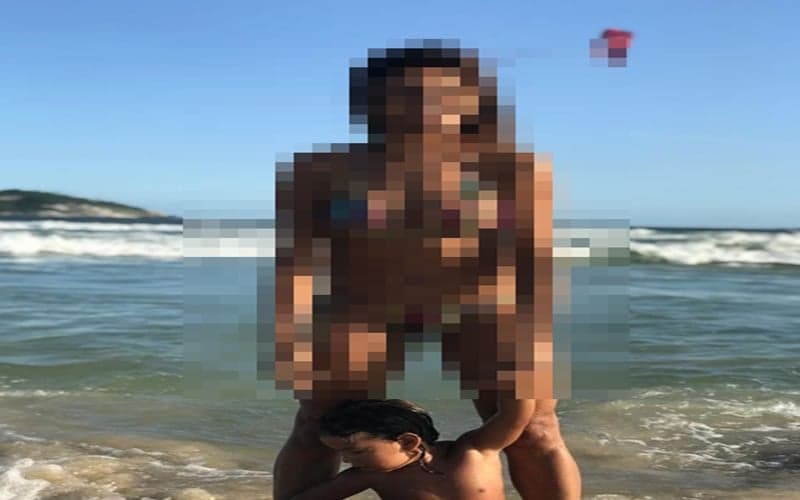 Aos 49 anos, famosa atriz aparece de biquíni com o filho e mostra que é dona de um corpaço