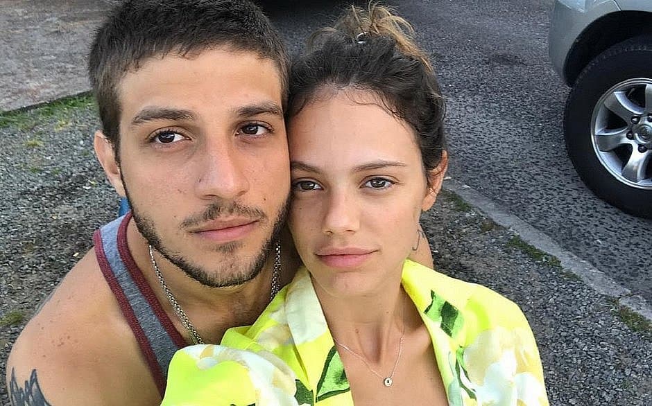 Laura Neiva mostra corpo em fim de gravidez e chama atenção