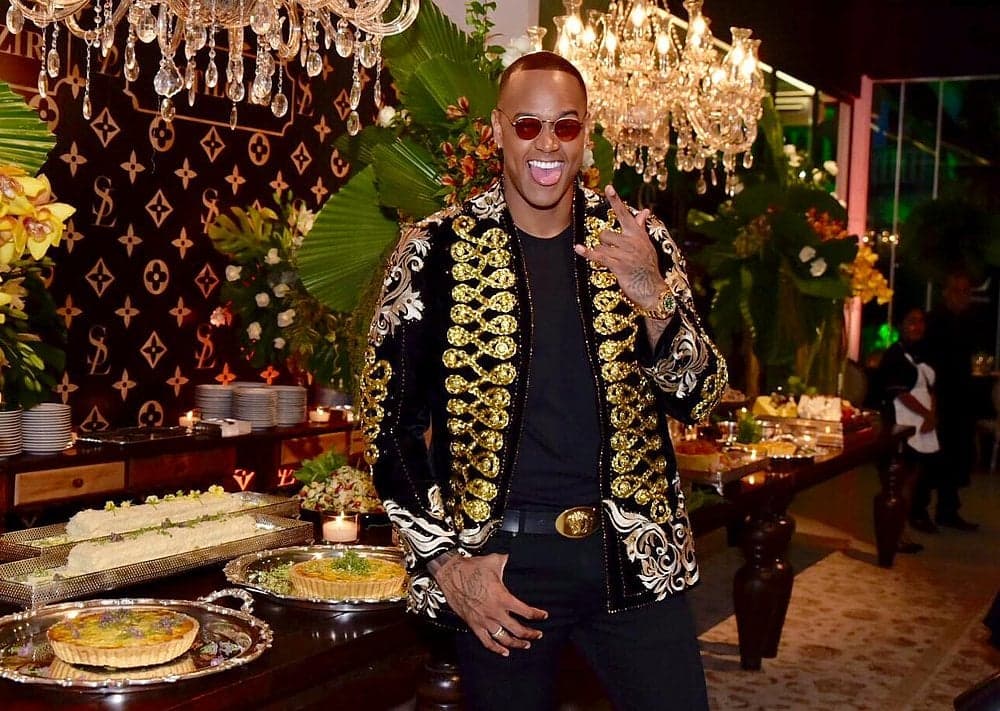 Climão! Leo Santana recebe ex em aniversário e deixa Lore Improta abalada