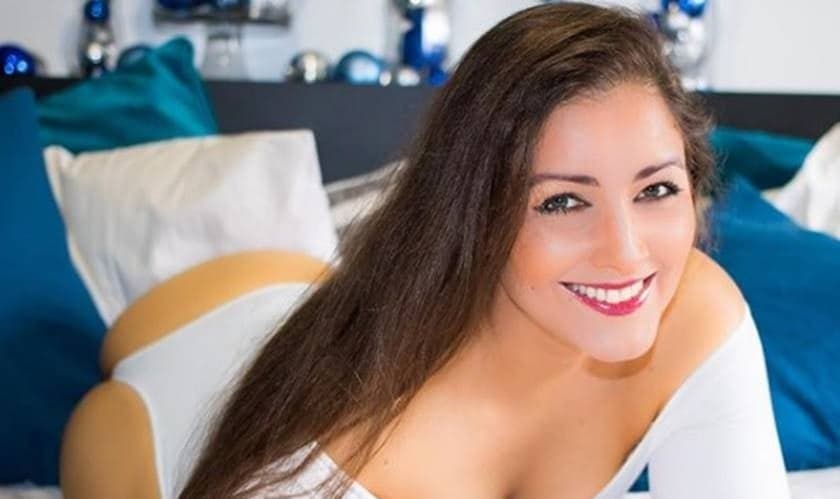 Nana Gouvea abusa de sensualidade, posa com decote enorme e é traída por espelho